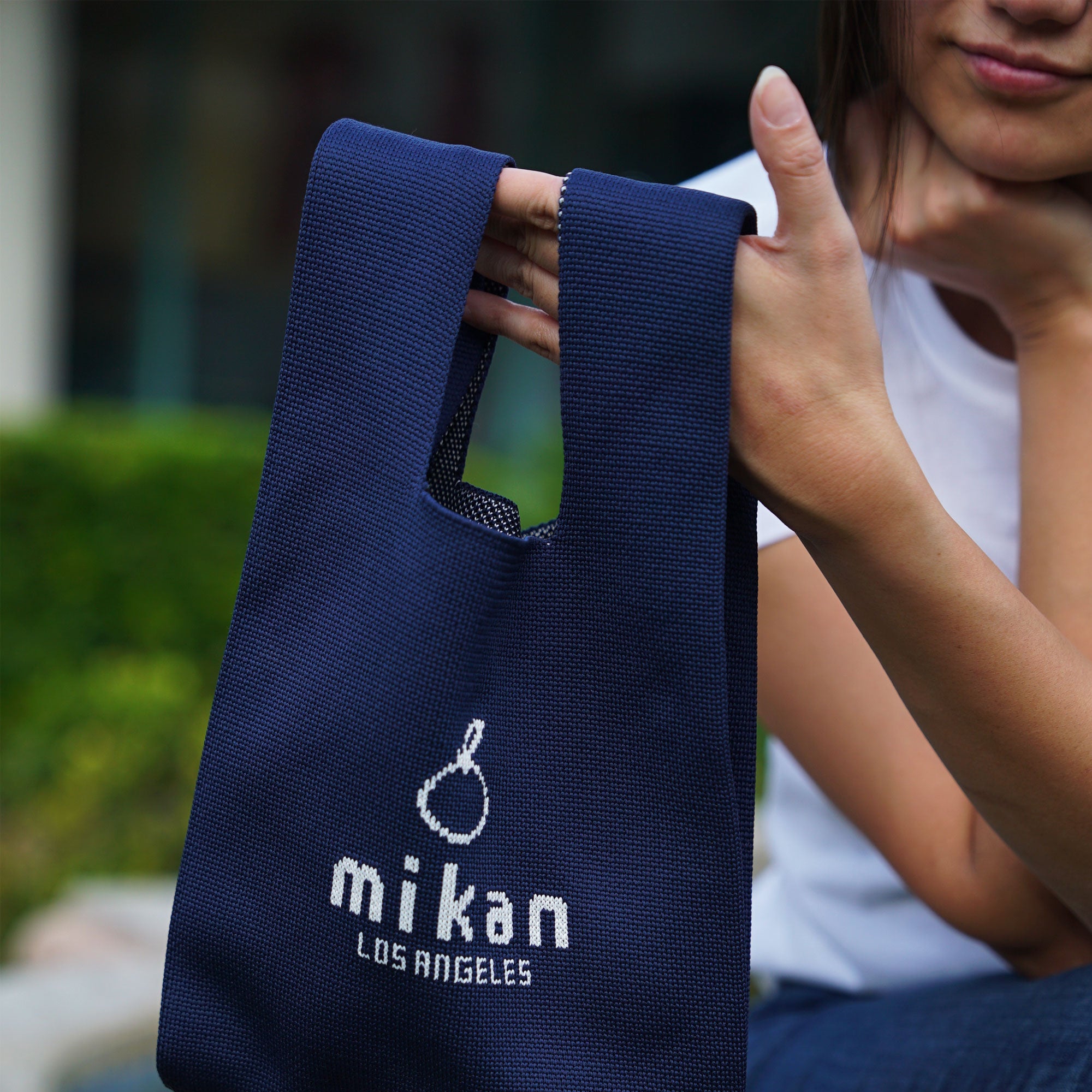 mikan Los Angeles Knit Mini Tote Bag (Navy Blue/White)