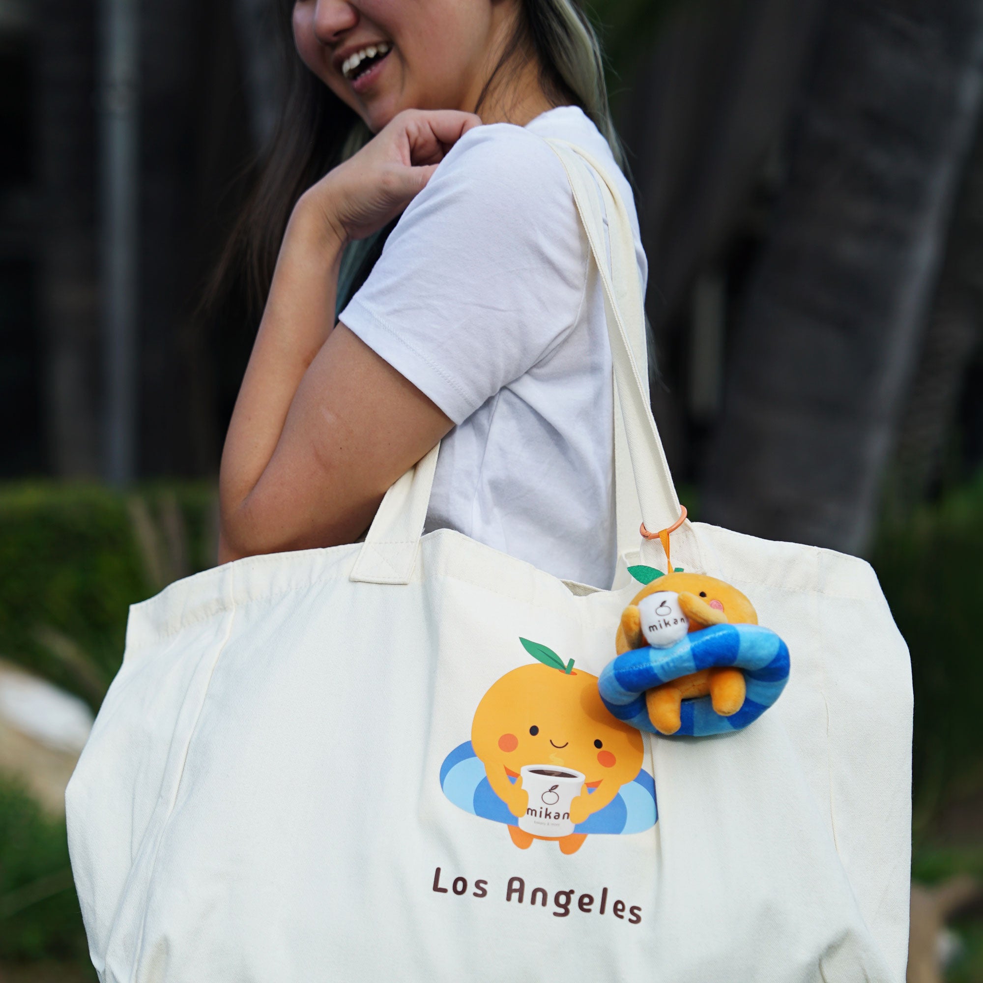 mikan Los Angeles Canvas Tote Bag (mikan Friends Beach Blue)